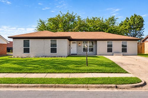 301 Linda Dr, Burleson, TX, 76028-5628 | Card Image
