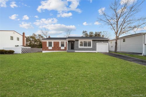 4 Julie Ln, Selden, NY, 11784-1511 | Card Image