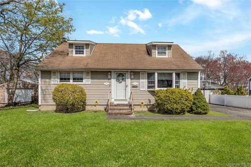 384 S 11th St, Lindenhurst, NY, 11757-4512 | Card Image