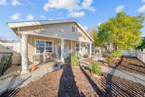 154 E 11th St, Perris, CA, 92570-2418 | Card Image