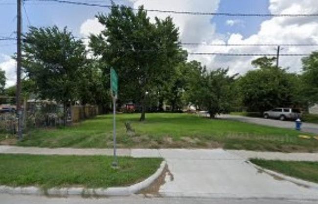 This is a street view of the lot with established ingress/egress. | Image 4