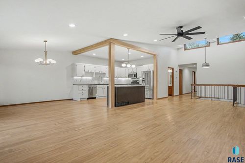 5207 E Valley Oaks Pl, Sioux Falls, SD, 57110-6461 | Card Image