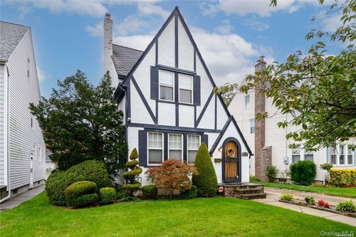 425 Marcellus Rd, Mineola, NY, 11501-1429 | Card Image