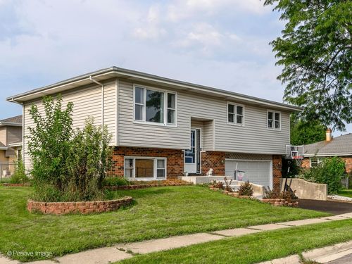 557 Delaware Trl, Carol Stream, IL, 60188-1453 | Card Image