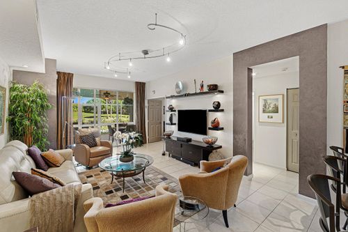 102-12498 Crystal Pointe Dr, Boynton Beach, FL, 33437-5681 | Card Image