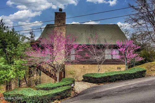 2234 Eagle Feather Dr, Sevierville, TN, 37876-1459 | Card Image