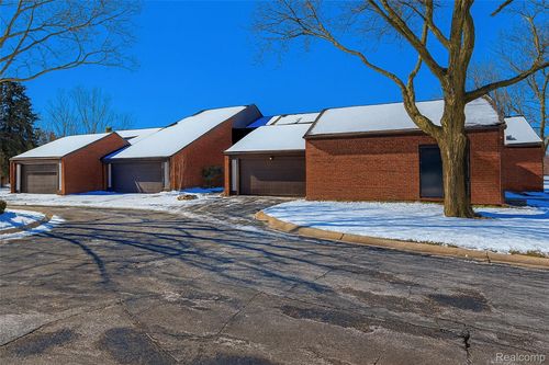 3082 Lindenwood Dr, Dearborn, MI, 48120-1312 | Card Image