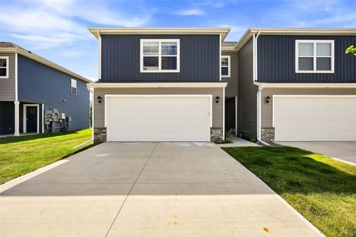 831 Oak Dr, Palo, IA, 52324-9679 | Card Image