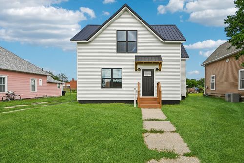 615 7th Ave, Belle Plaine, IA, 52208-2151 | Card Image