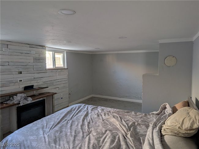 featuring crown molding and baseboards | Image 20
