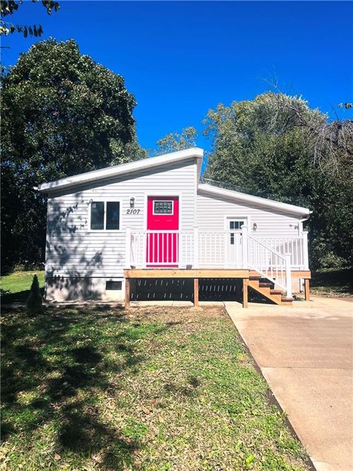2107 Oscar St, Saint Joseph, MO, 64505-1443 | Card Image
