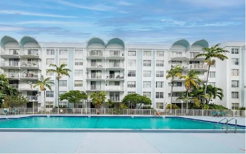 a-211-484 Nw 165th Street Rd, Miami, FL, 33169-6461 | Card Image