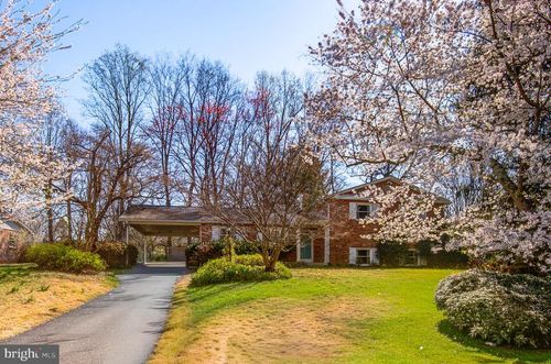 8805 Honeybee Ln, BETHESDA, MD, 20817-6922 | Card Image