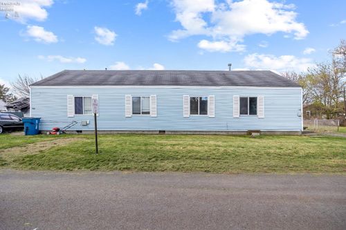 824 Fireland Ln, Port Clinton, OH, 43452-1617 | Card Image
