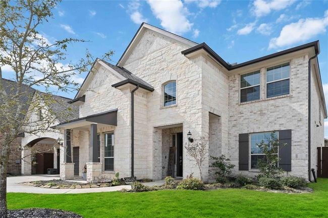 right facing front angle of home | Image 4