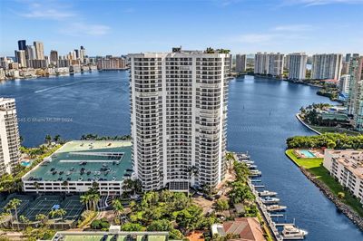 411 - 3530 Mystic Pointe Dr, Condo with 2 bedrooms, 2 bathrooms and null parking in Aventura FL | Image 3