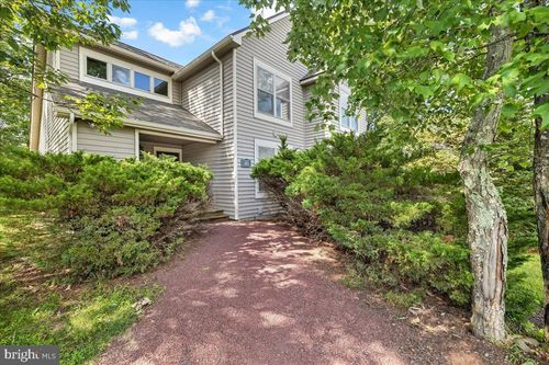 183 Hawthorne Ct, Tannersville, PA, 18372-8910 | Card Image