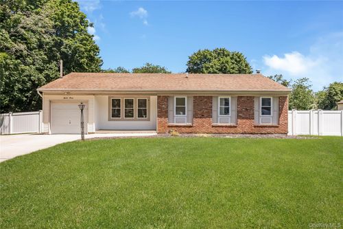 93 Raynor Rd, Ridge, NY, 11961-1902 | Card Image