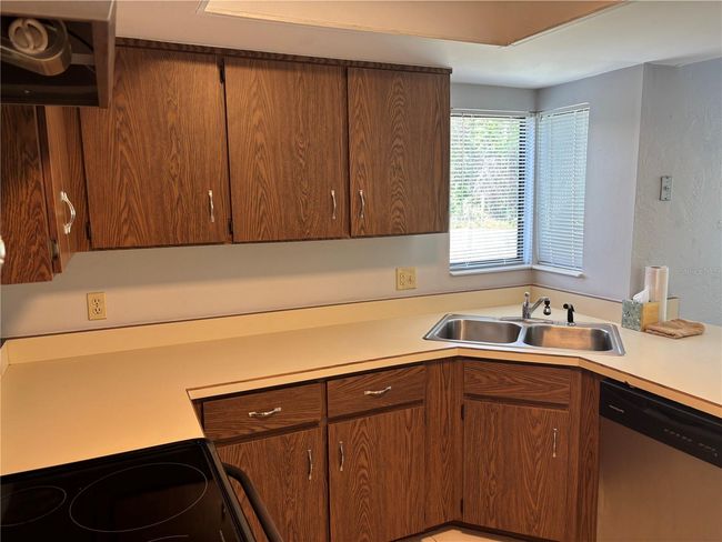 Corner sink with lots of light | Image 13