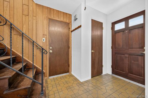 16 Wagon Ln, Glen Head, NY, 11545-1920 | Card Image