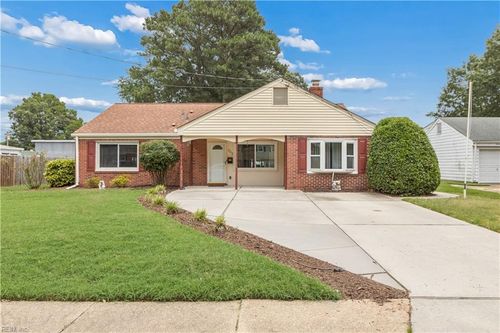 702 Essex Park Dr, Hampton, VA, 23669-1323 | Card Image