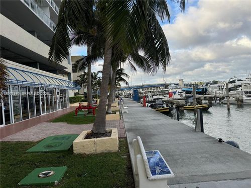 cu9a-7601 E Treasure Dr, North Bay Village, FL, 33141-4391 | Card Image