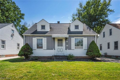 424 E 326th St, Willowick, OH, 44095-3318 | Card Image