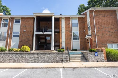 apt-201-1989 Hunting Lake Ct, Kirkwood, MO, 63122-5222 | Card Image