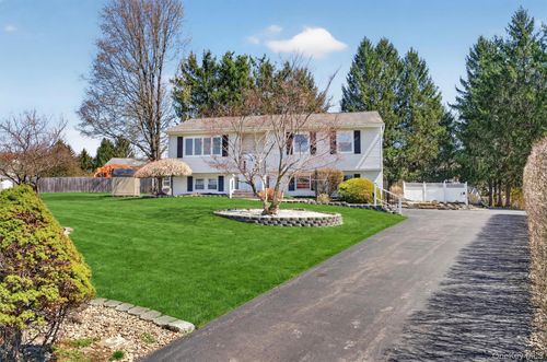 8 Puritan Ln, Washingtonville, NY, 10992-1324 | Card Image