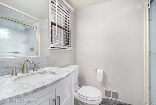 8218 Clay Ct, Sterling Heights, MI, 48313-4602 | Card Image