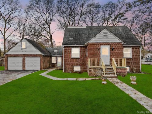 25 Revilo Ave, Shirley, NY, 11967-1709 | Card Image