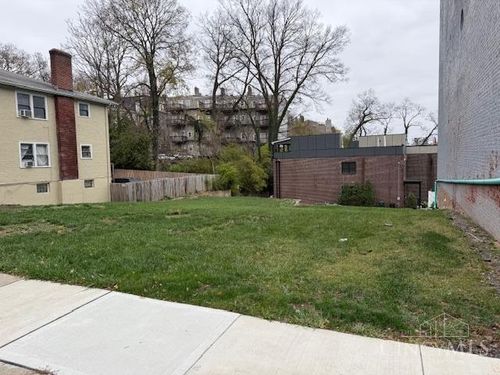 2604 Hackberry St, Cincinnati, OH, 45206-2122 | Card Image