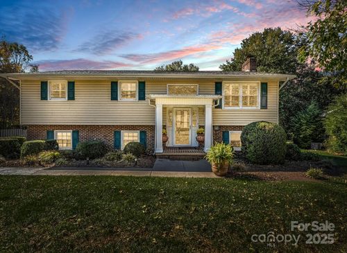 2340 24th Ave Ne, Hickory, NC, 28601-7931 | Card Image