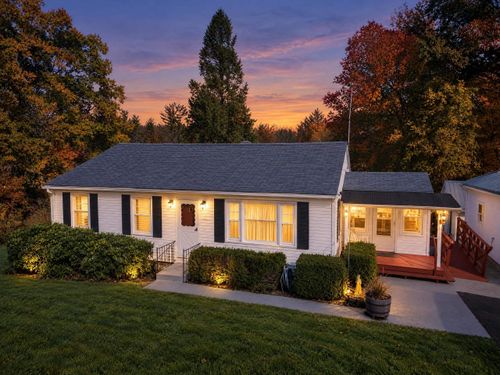 404 Mammoth Road, Londonderry, NH, 03053 | Card Image