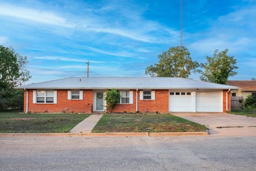 403 W China St, Brady, TX, 76825-7403 | Card Image