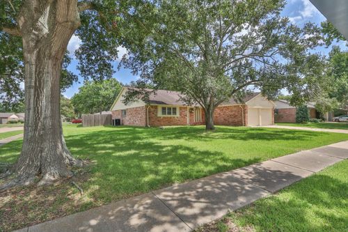 501 Point Clear Dr, Friendswood, TX, 77546-5643 | Card Image