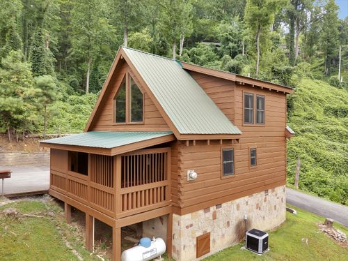 824 Eagle Cove Way, Gatlinburg, TN, 37738-1439 | Card Image