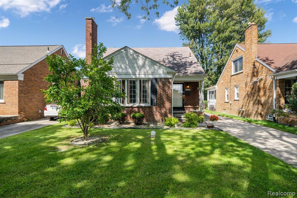 Lochmoor St, Harper Woods, MI 48225