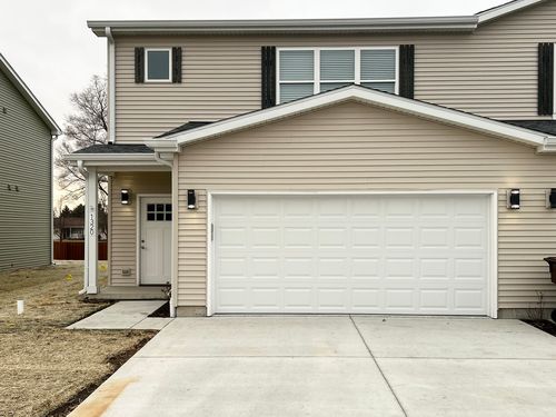 1320 8th St, Harvard, IL, 60033-7611 | Card Image