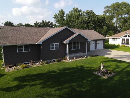 411 Seeley St, Manchester, IA, 52057-1239 | Card Image