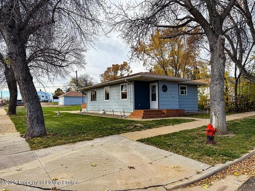 609 4th Ave W, Dickinson, ND, 58601-3812 | Card Image