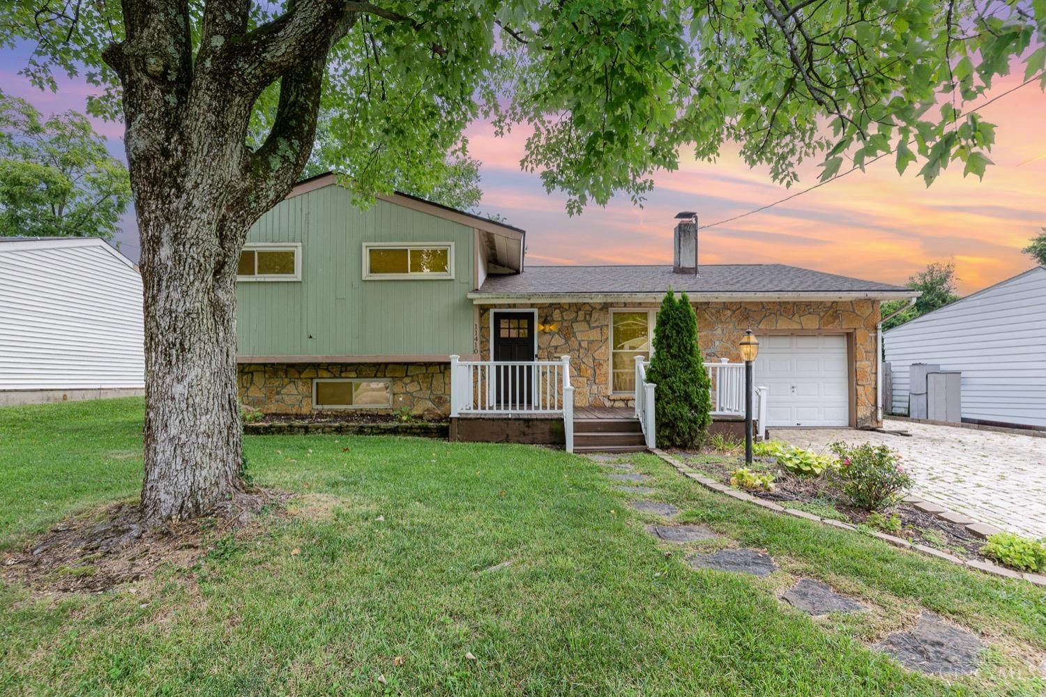 Folkstone Dr, Cincinnati, OH 45240