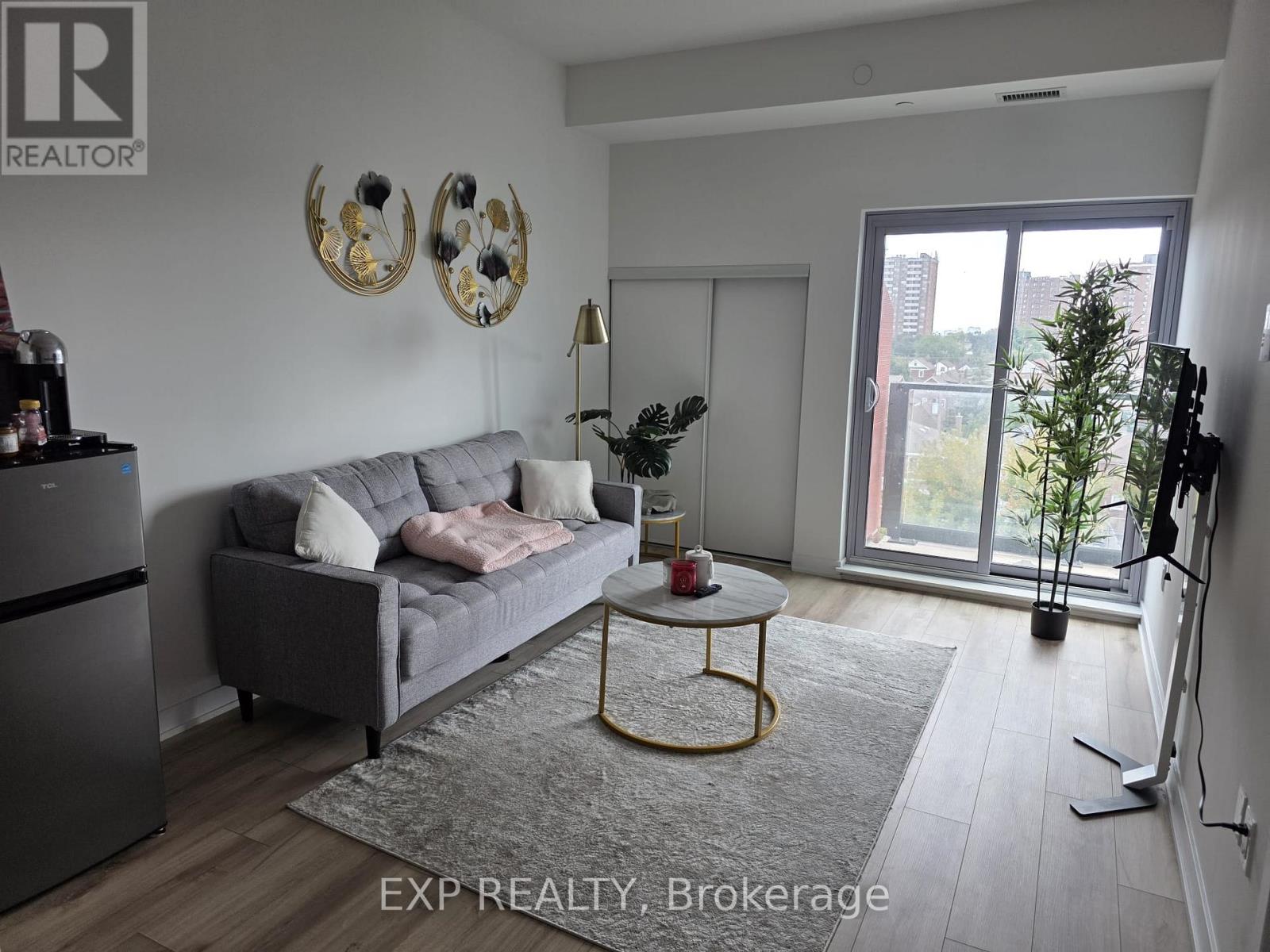 Residential in Toronto (Briar Hill-Belgravia) 3