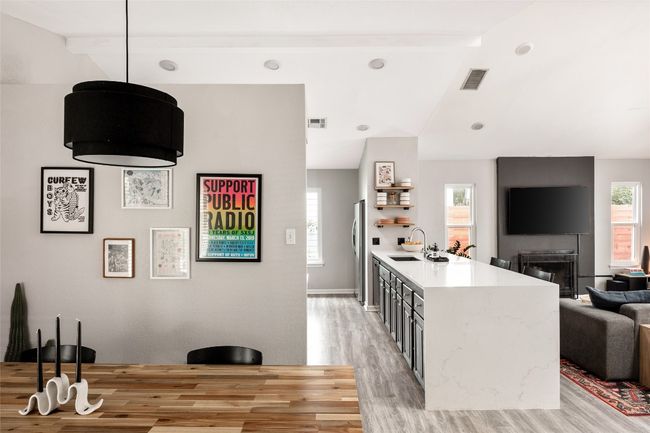 High ceilings and an open floor plan | Image 6
