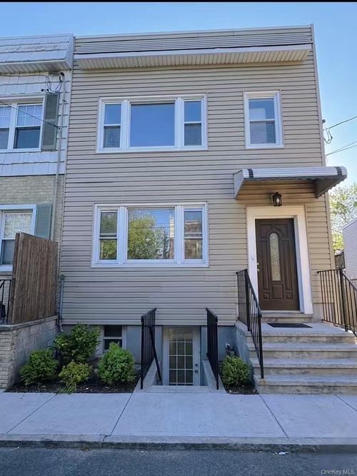 5752 75th St, Middle Village, NY, 11379-5220 | Card Image