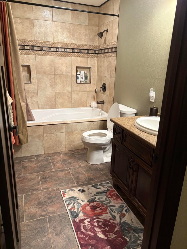 Bathroom Lower Level | Image 28