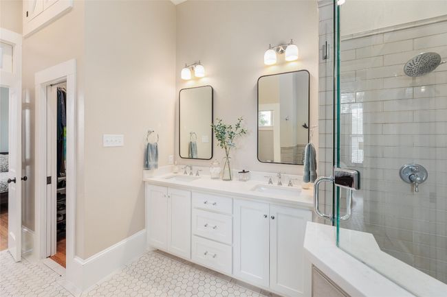 Double Vanity with storage | Image 10