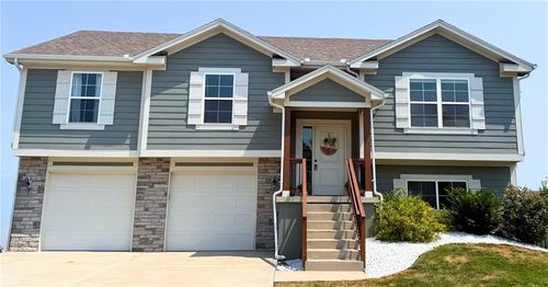 701 Juniper Dr, Blue Springs, MO, 64014-5586 | Card Image