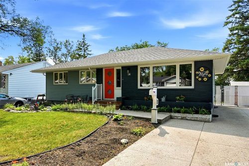 14 Bell St, House with 3 bedrooms, 2 bathrooms and 2 parking in Regina SK | Card Image