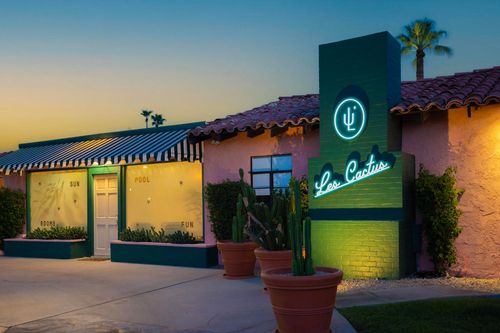 555 S Warm Sands Dr, Palm Springs, CA, 92264-7632 | Card Image